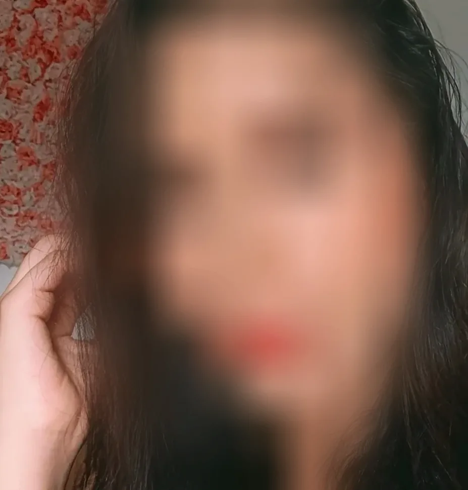 Emina, 29